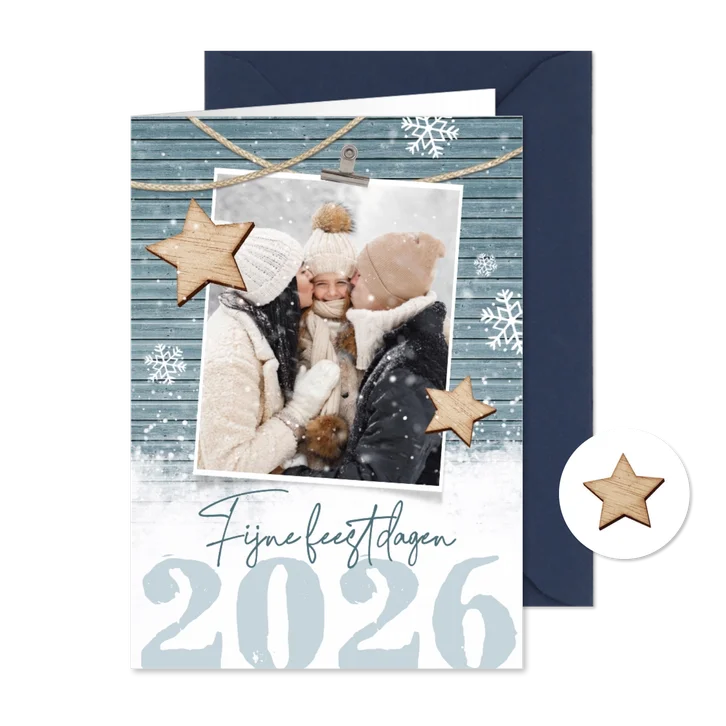 Kerstkaart 2026 hout sneeuw foto houten sterren hip