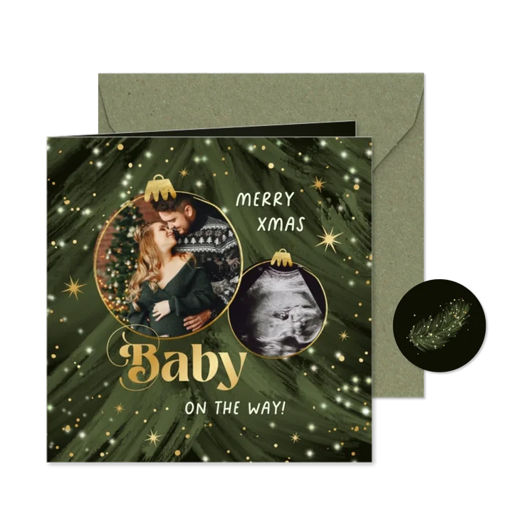 Kerstkaart baby on the way sprankelend kerstballen foto