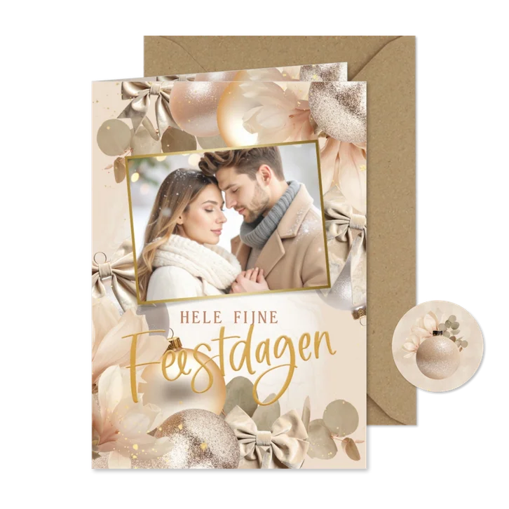 Kerstkaart beige kerstballen strikken bloemen & eucalyptus