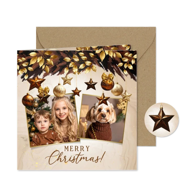 Kerstkaart bruine kersttak, kerstballen, sterren en foto's