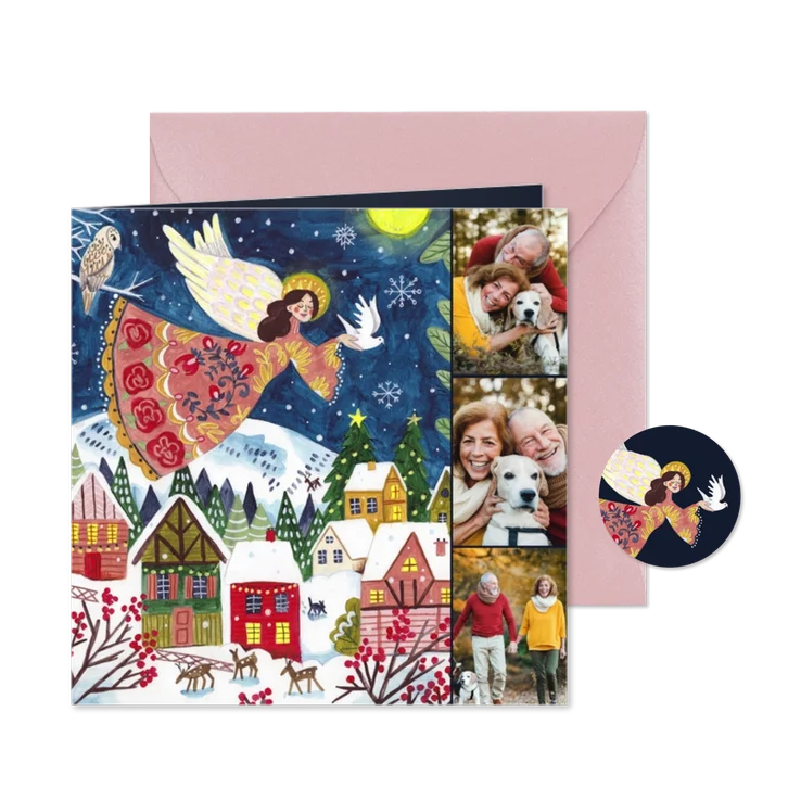 Kerstkaart engel in het dorp in de bergen met foto's