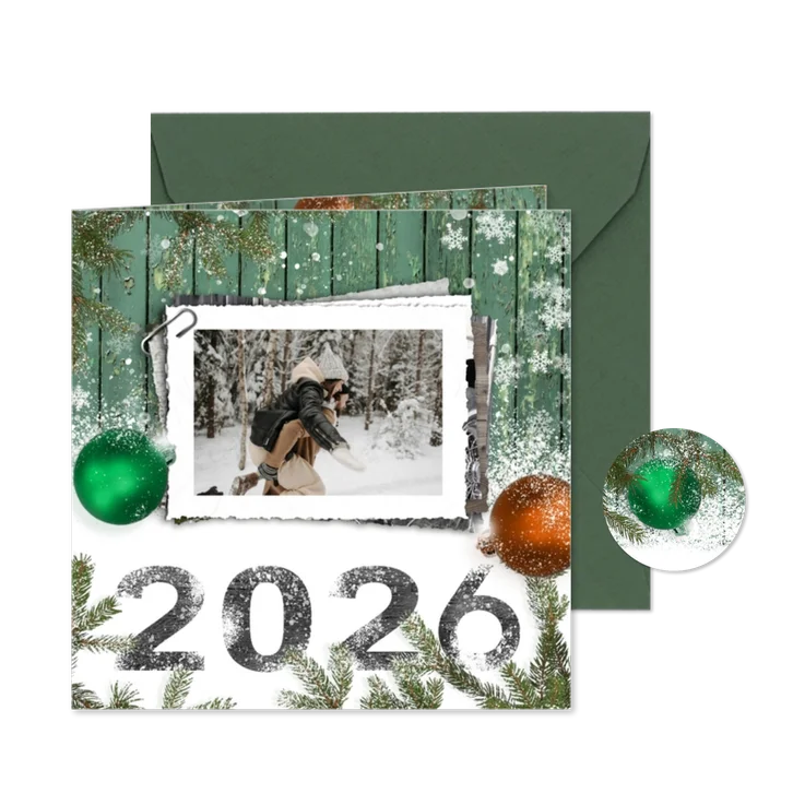 Kerstkaart fotostapel op hout en sneeuw