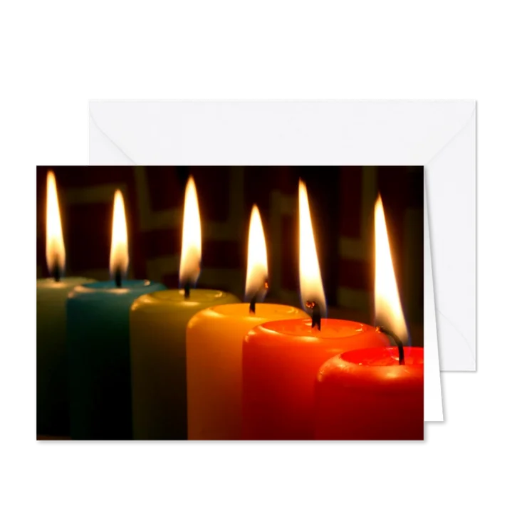 Kerstkaart gekleurde kaarsen