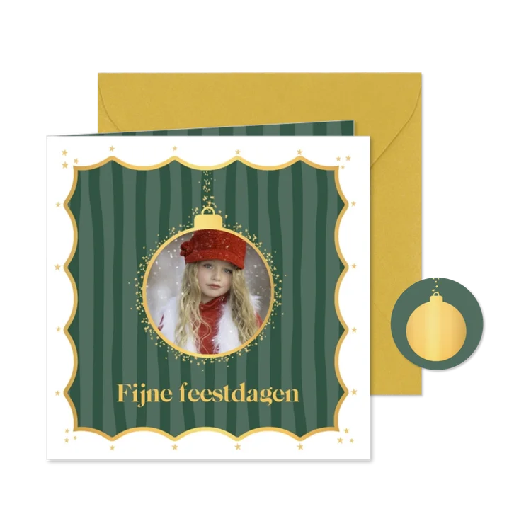 Kerstkaart groene strepen sterren en foto kerstbal