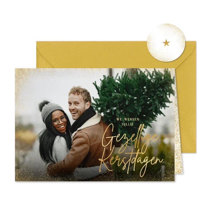 Kerstkaart grote foto en gouden rand gezellige kerstdagen