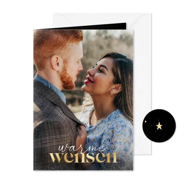 Kerstkaart grote foto warme wensen en sneeuw staand