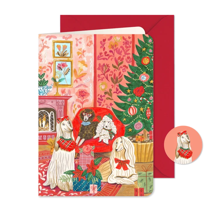 Kerstkaart honden gezellig in de woonkamer bij de kerstboom