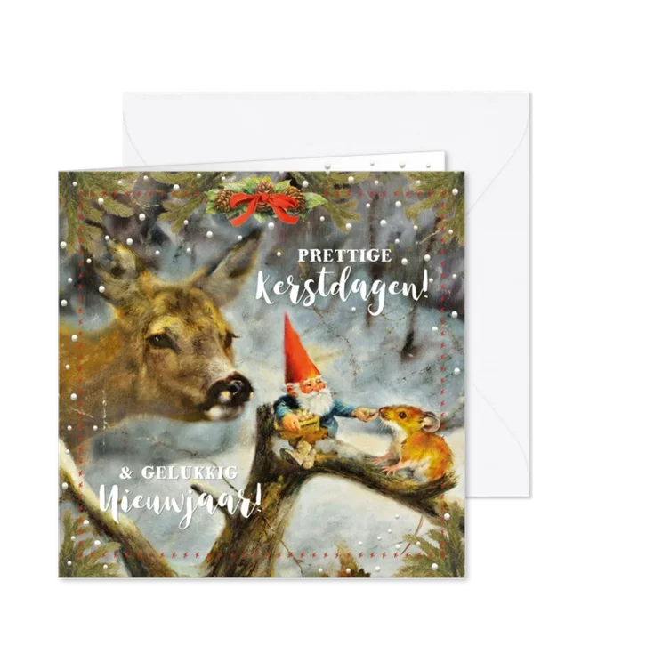 Kerstkaart kabouter voert hert en muis in het winterbos