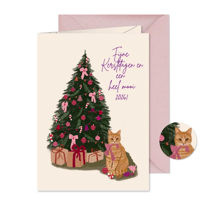 Kerstkaart kat met strik bij kerstboom