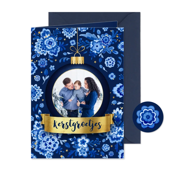 Kerstkaart kerstbal delfts blauwe bloemen kerstgroetjes