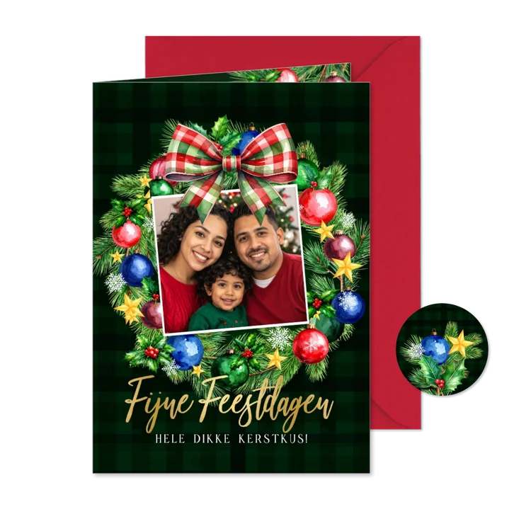 Kerstkaart kerstkrans kerstballen sterren strik en foto