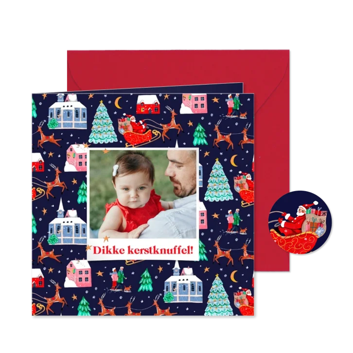 Kerstkaart kerstman in het dorp met rendieren en sneeuw