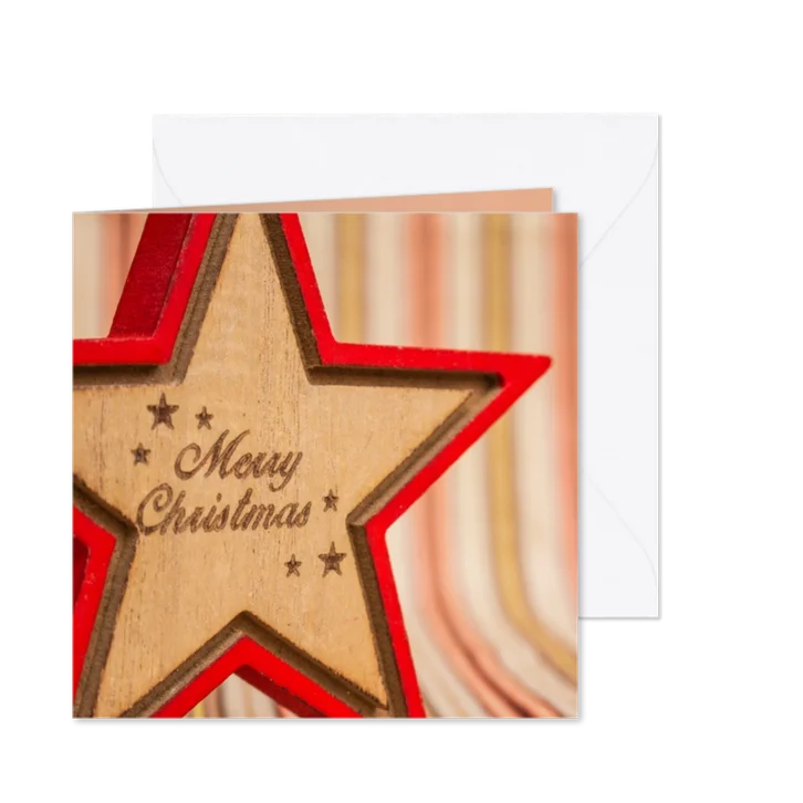 Kerstkaart met een houten rode ster