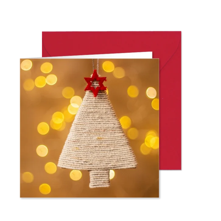 Kerstkaart met een witte kerstboom en een rode ster