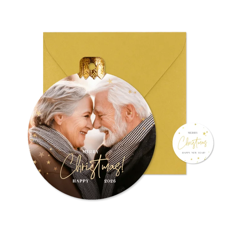 Kerstkaart met eigen grote foto uitgesneden in kerstbal vorm