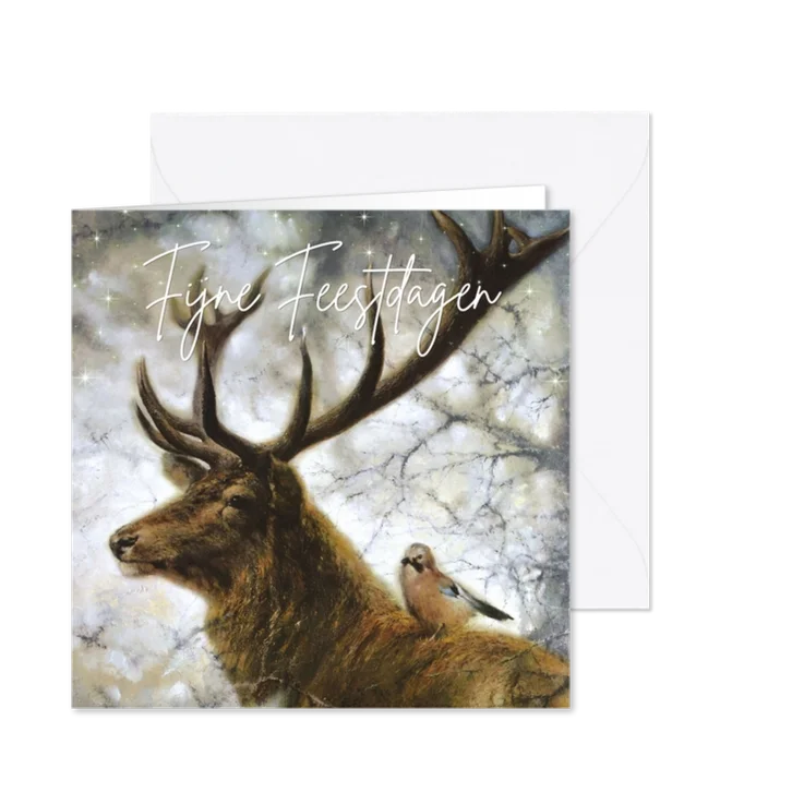 Kerstkaart met hert en Vlaamse gaai in winterbos