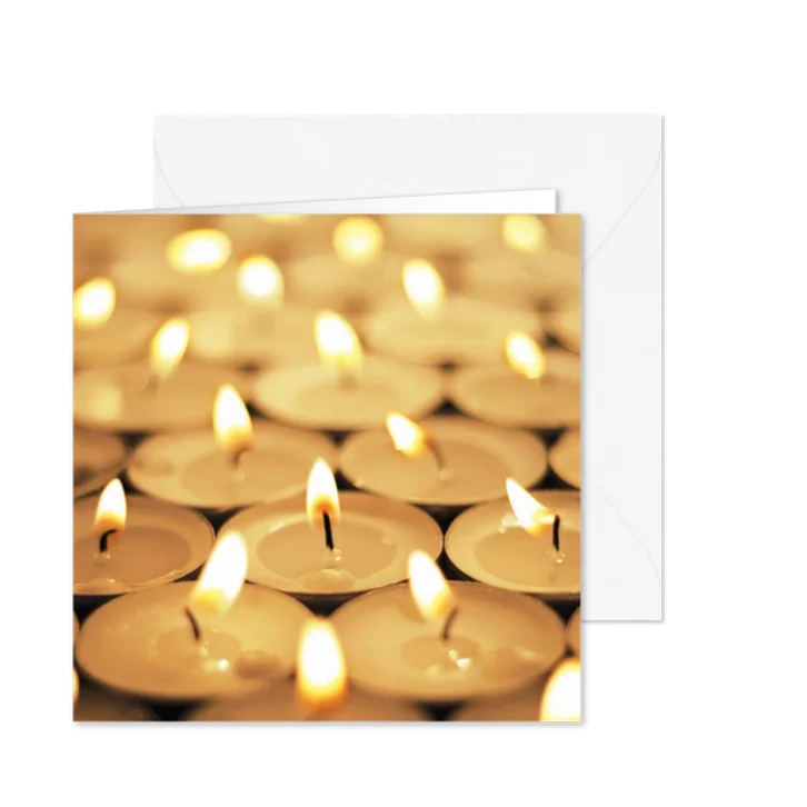 Kerstkaart met kerstlichtjes kaarsjes