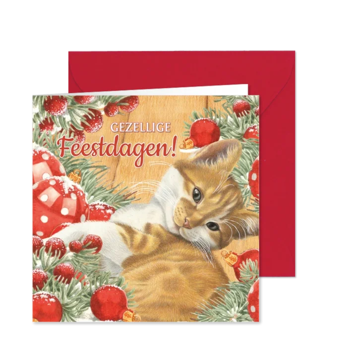 Kerstkaart met rode kitten bij de kerstversiering