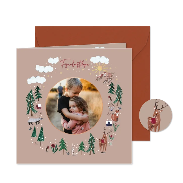 Kerstkaart nordic bosdieren tussen de kerstbomen