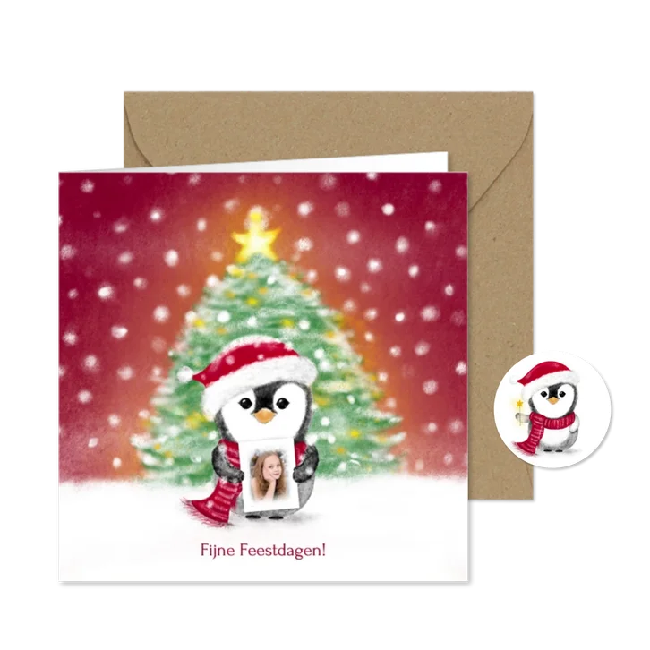 Kerstkaart pinguin met foto bij kerstboom met kerstlichtjes