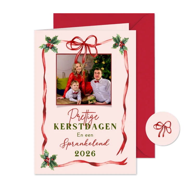 Kerstkaart rode strik aan lint met hulst