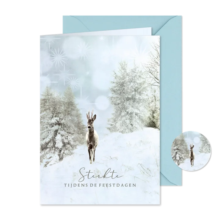 Kerstkaart sterkte bos sneeuw met ree