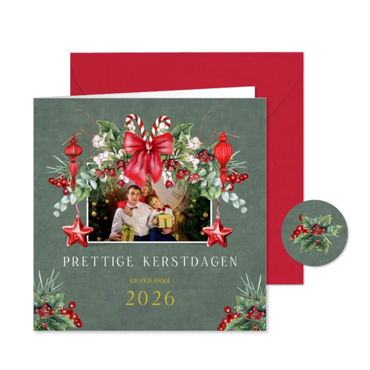 Kerstkaart strik versierd met dennentak en hulst