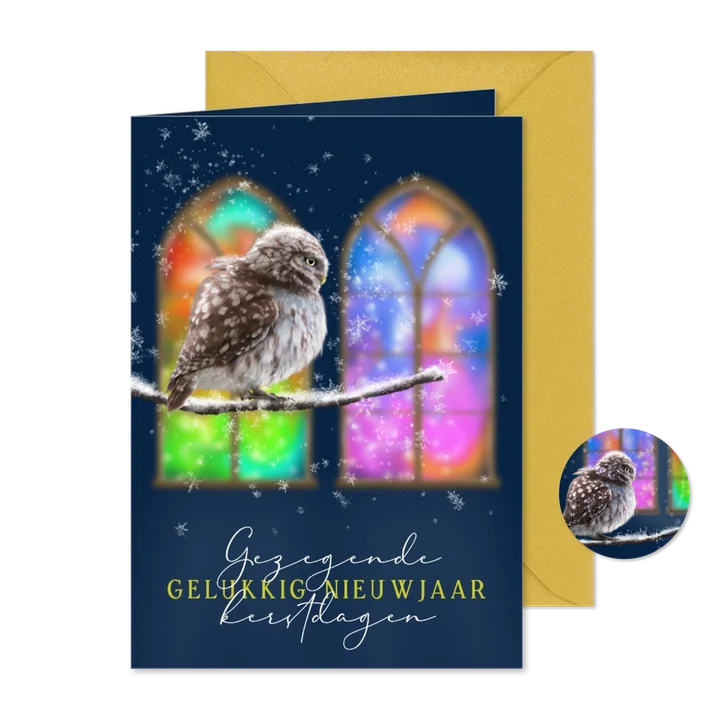 Kerstkaart uil op een tak in de sneeuw