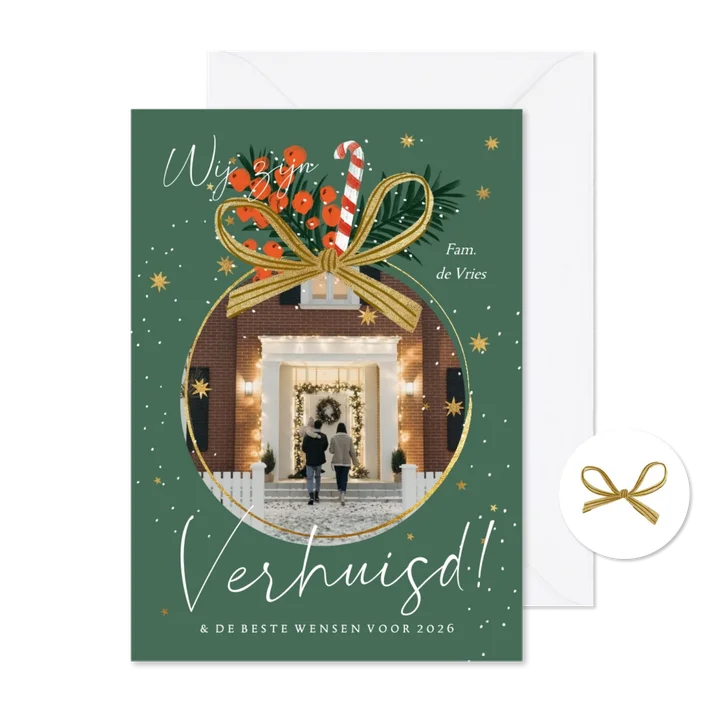 Kerstkaart verhuisd kerstbal goud sterren strik kersttak