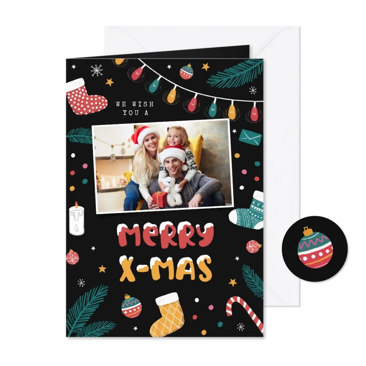 Kerstkaart vrolijk foto kerstballen sokken sterren sneeuw