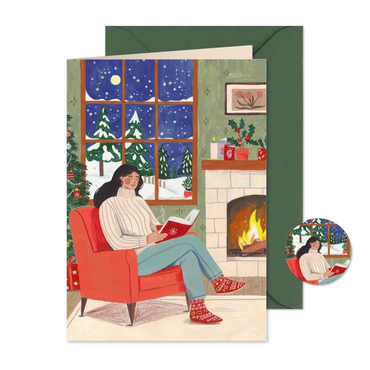 Kerstkaart vrouw leest boek in woonkamer