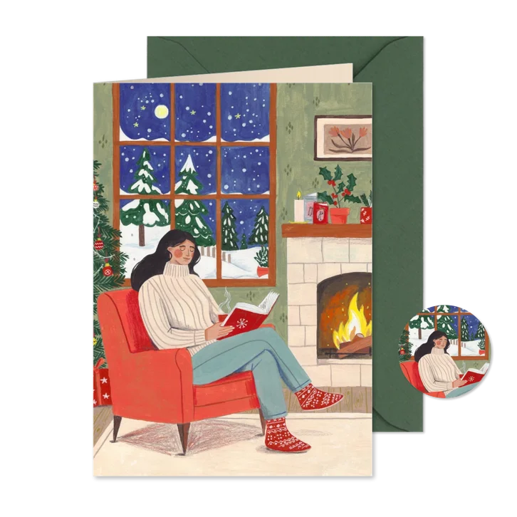 Kerstkaart vrouw leest boek in woonkamer