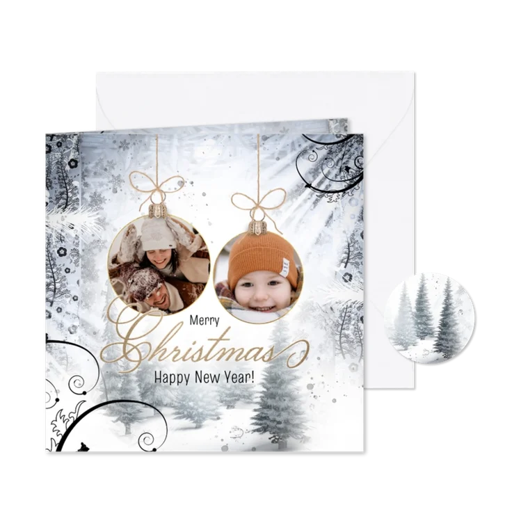 Kerstkaart winters landschap en kerstballen