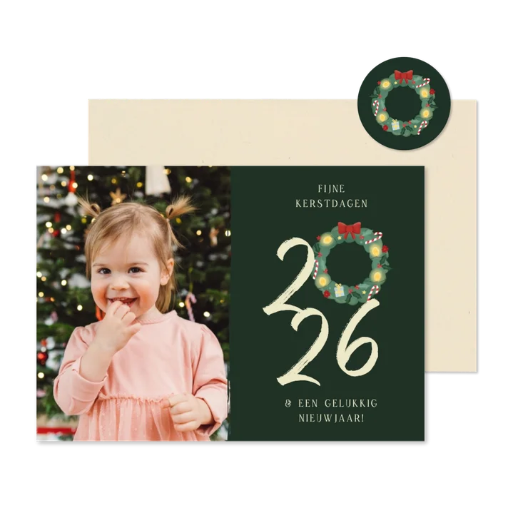 Kerstkaartje donkergroen met grote foto en 2027 kerstkrans