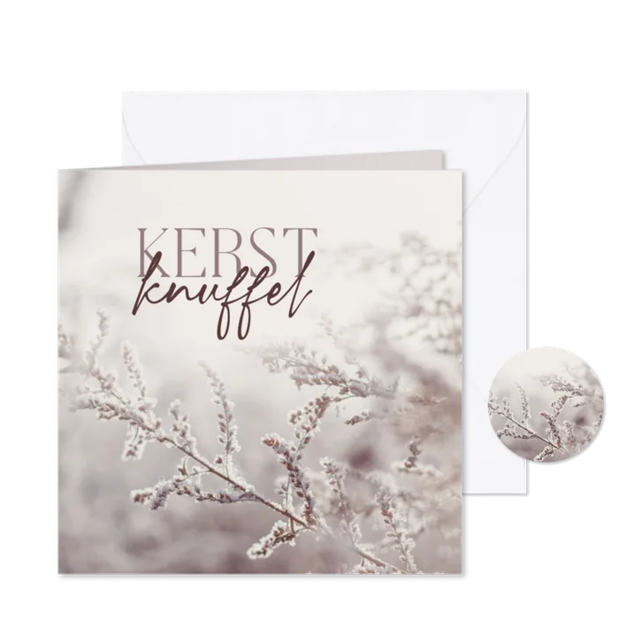 Kerstkaartje kerstknuffel met winterfoto takjes paars