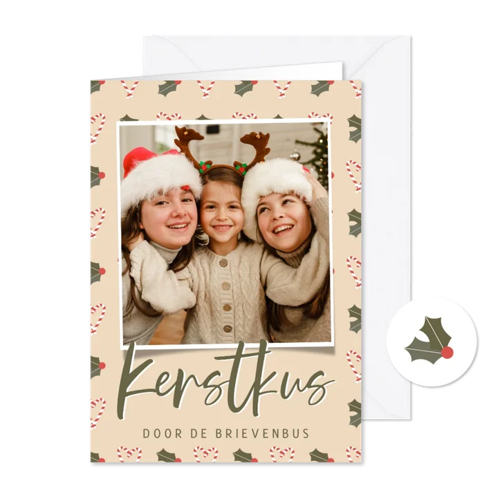 Kerstkaartje kerstkus door de brievenbus met patroontje