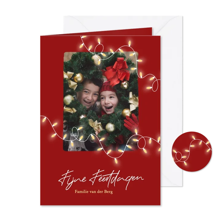 Kerstkaartje met foto en kerstlampjes in rood