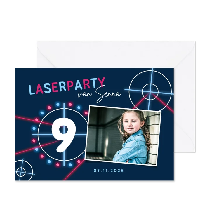 Kinderfeestje lasergames meisje neon foto laserschieten