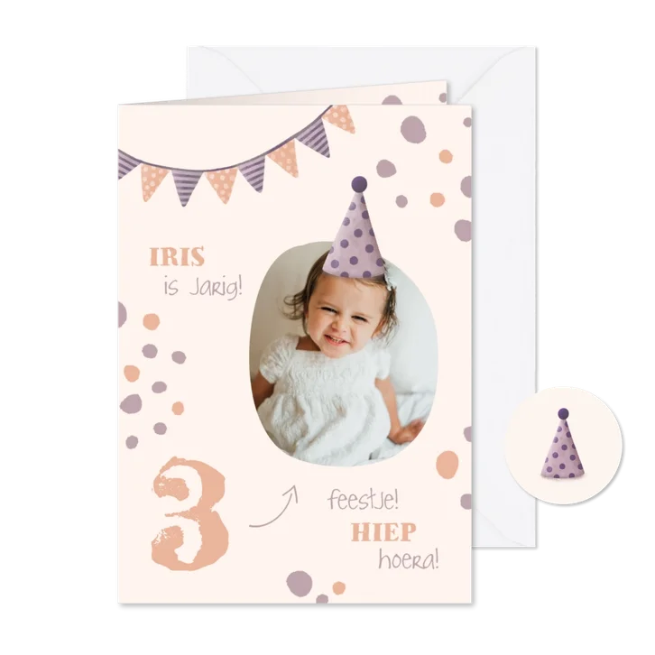 Kinderfeestje uitnodiging met feesthoedje en vlaggetjes