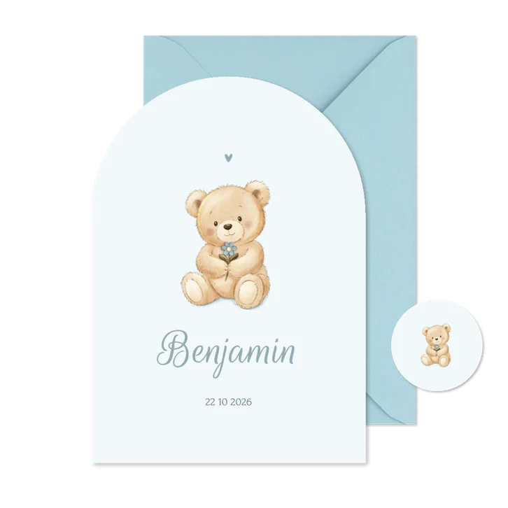 Klassiek boogvormig geboortekaartje teddybeer met bloemetje