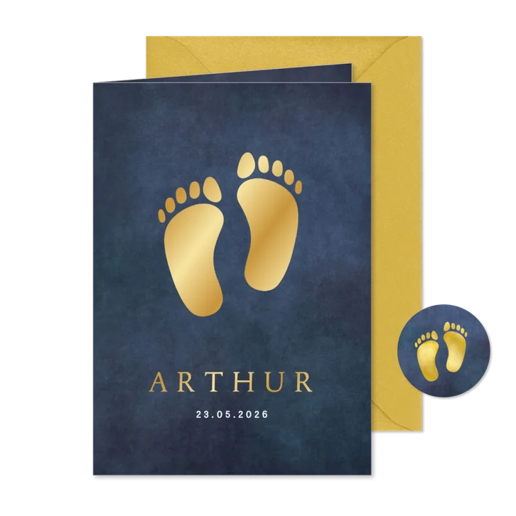 Klassiek staand geboortekaartje jongen met goudlook voetjes