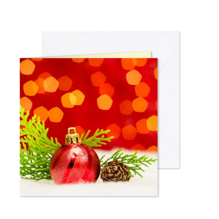 Klassieke kerstkaart met een rode kerstbal