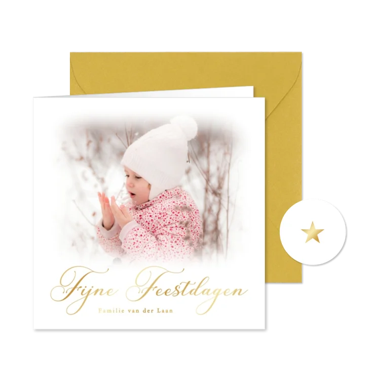 Klassieke kerstkaart met foto en gouden typografie