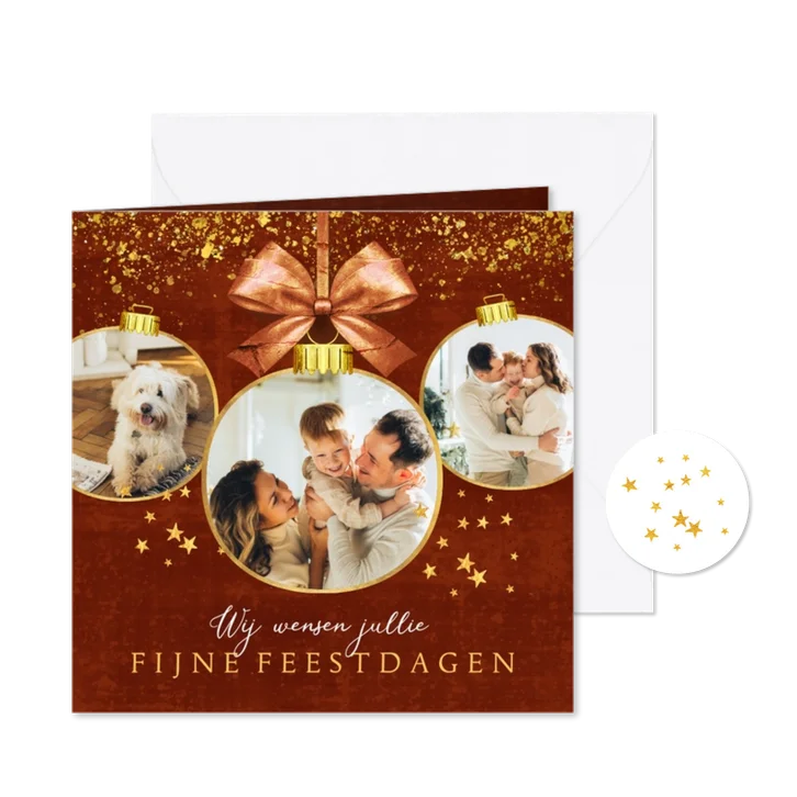 Knusse kerstkaart kerstballen foto goud strik