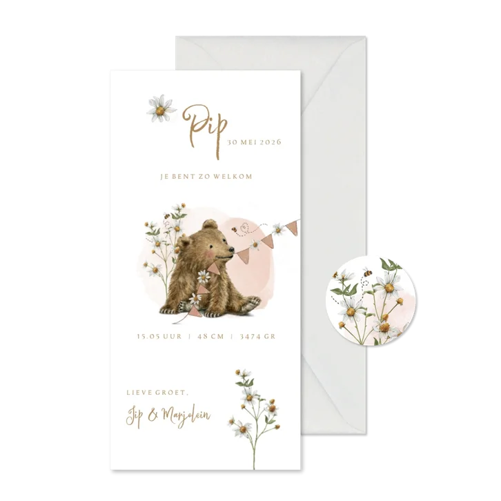 Langwerpig geboortekaartje met beertje tussen de bloemen