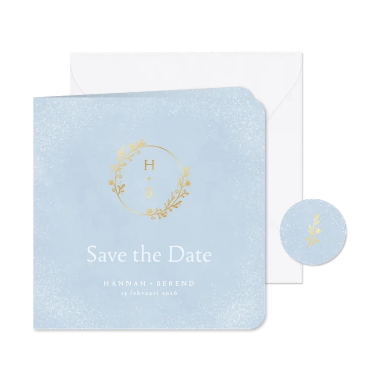 Lichtblauwe save the date kaart met ornament en initialen