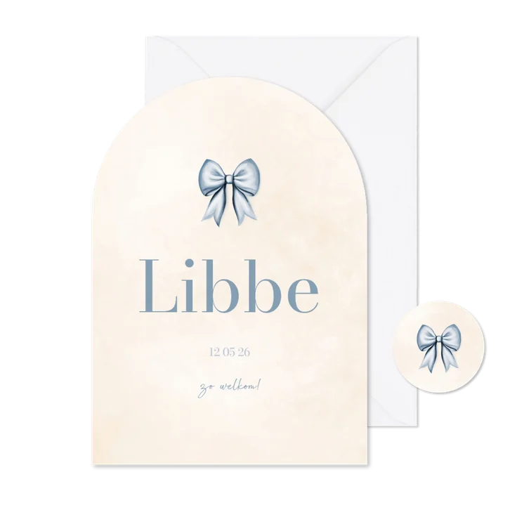 Lief geboortekaartje in boogvorm met blauwe strik