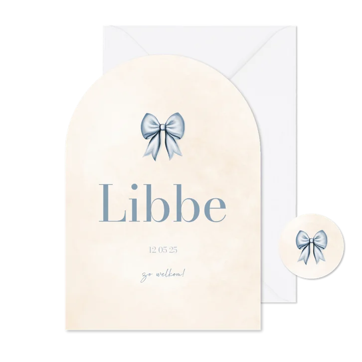 Lief geboortekaartje in boogvorm met blauwe strik