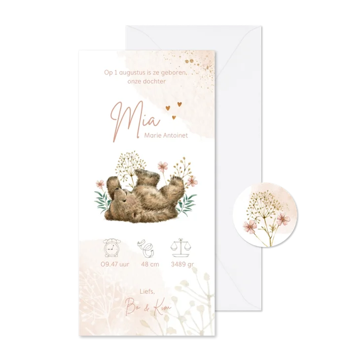 Lief geboortekaartje meisje met beertje tussen de bloemetjes