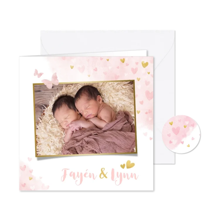 Lief geboortekaartje voor een meisjes tweeling met hartjes